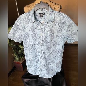 Wellington EUC mens XL button down shirt. Blue print design short sleeve